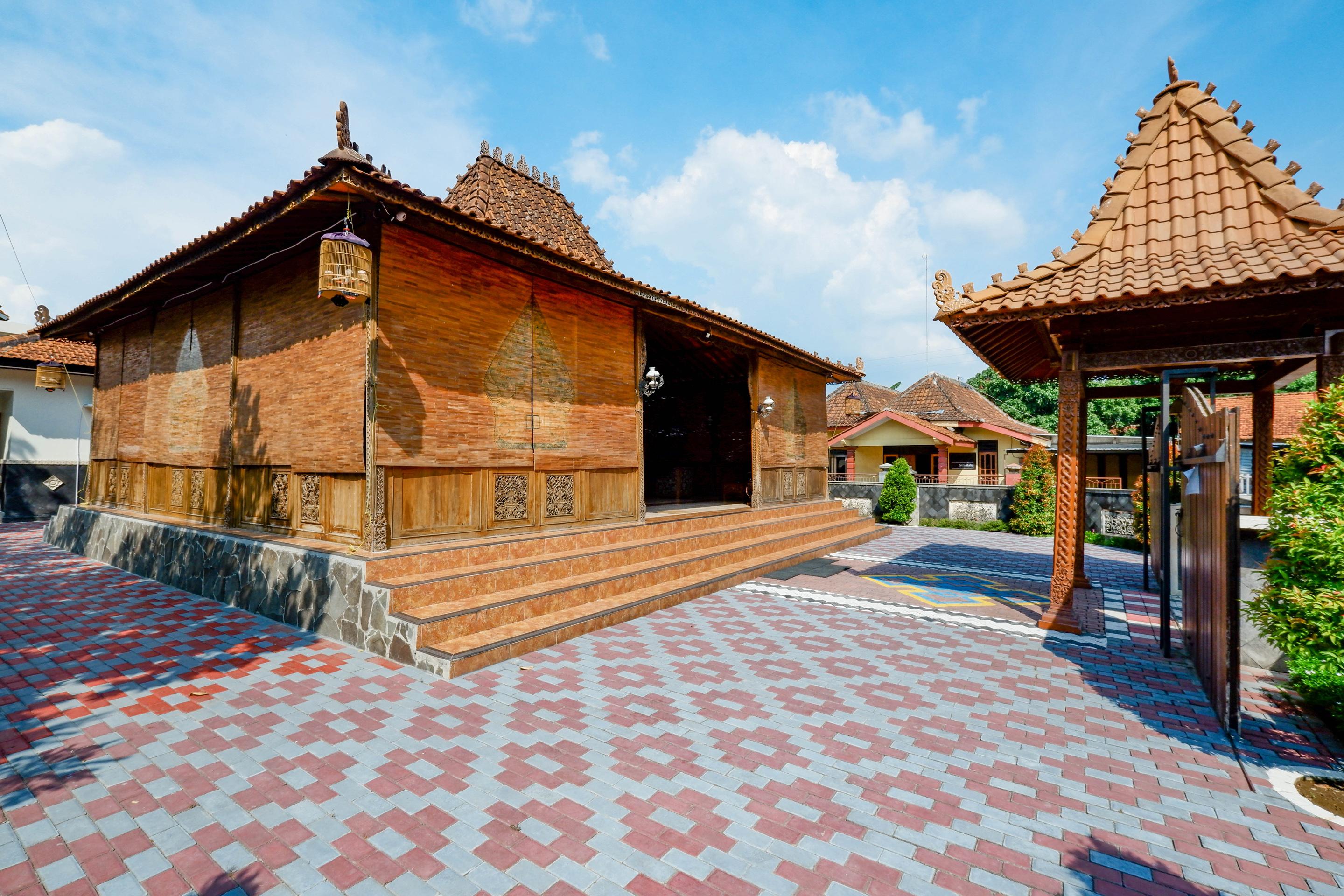 Oyo 2327 Pagsis Village Klaten Exterior photo